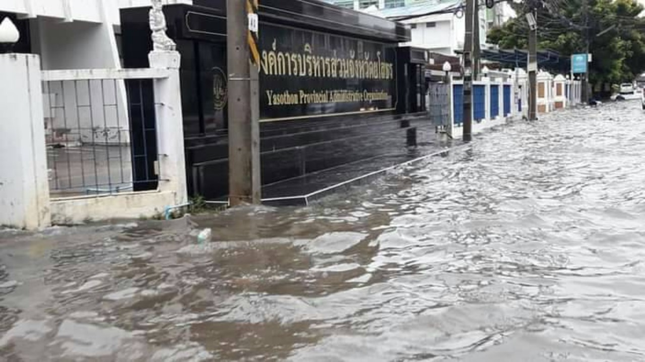 โนอึลทำถนนเทศบาลเมืองยโสธรกลายเป็นลำคลองเนื่องจากระบายน้ำไม่ทัน