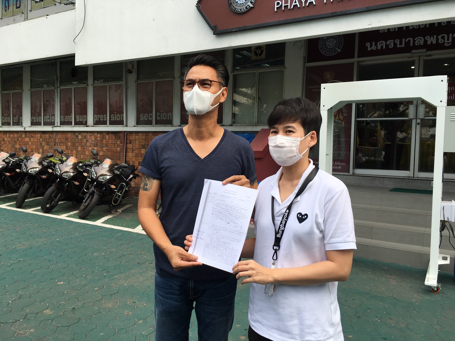 “เวฟ สาริน-บุ้ง ใบหยก'เข้าแจ้งความ ถูก2พี่น้องฝาแฝดตุ๋นขายหน้ากากอนามัย