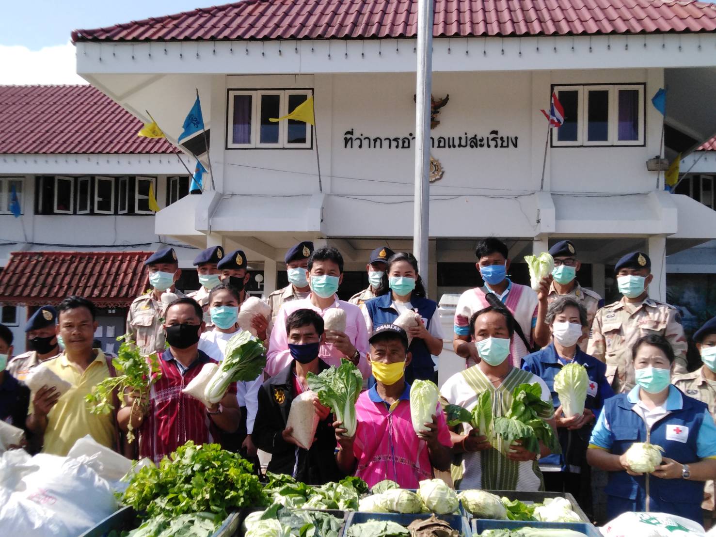 กลุ่มกำนันผู้ใหญ่บ้าน และ ปชช.ตำบลป่าแป๋  ลงดอยมอบผักปลอดสารพิษ ให้กับนายอำเภอแม่สะเรียง นำไปช่วยผู้ที่ได้รับผลกระทบจากโควิด-19