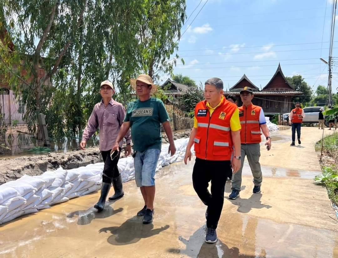 ผู้ว่าฯอ่างทองลงพื้นที่ตำบลโผงเผงให้กำลังใจผู้ปฏิบัติงานเสริมแนวป้องกันน้ำเอ่อล้น