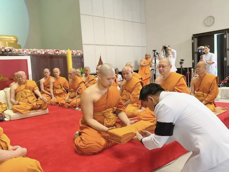 รองผู้ว่าฯ ปทุมธานี อัญเชิญผ้าไตรพระราชทาน พิธีอุปสมบทนาคในพระบรมราชานุเคราะห์ วันอาสาฬหบูชา