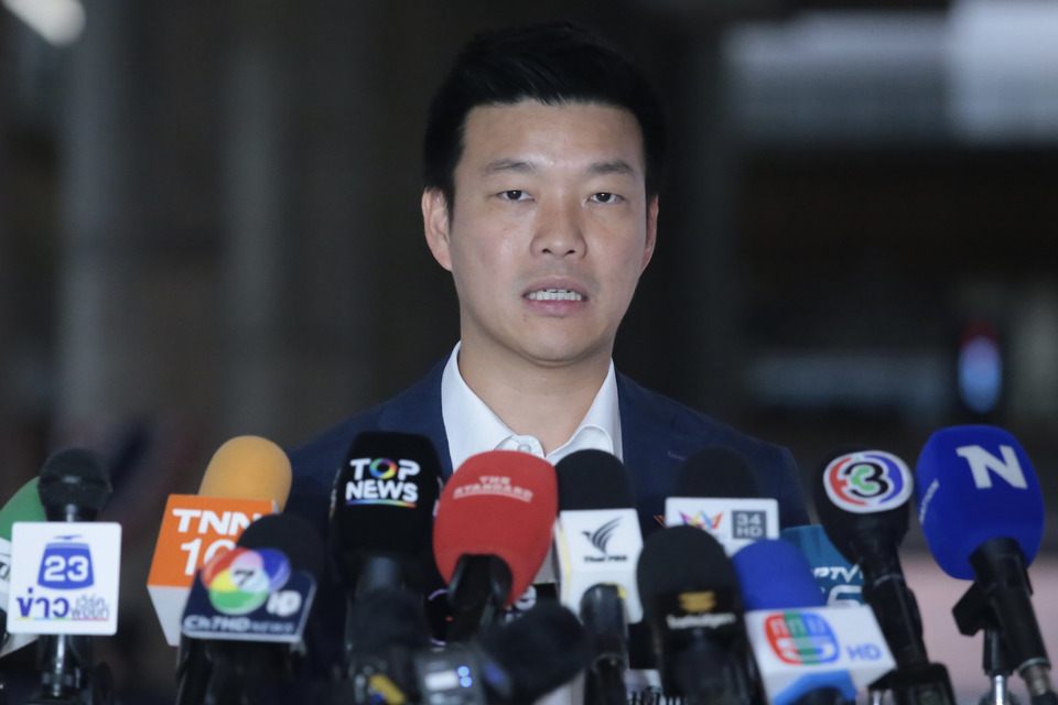 “ณัฐพงษ์” จี้ “อนุทิน” ทบทวนความเหมาะสม ครม. ประชุมร่วม “องคมนตรี” เตือนเสี่ยงกระทบสถาบันฯ ลั่นอย่าโหนฟ้าลงมาต่ำ