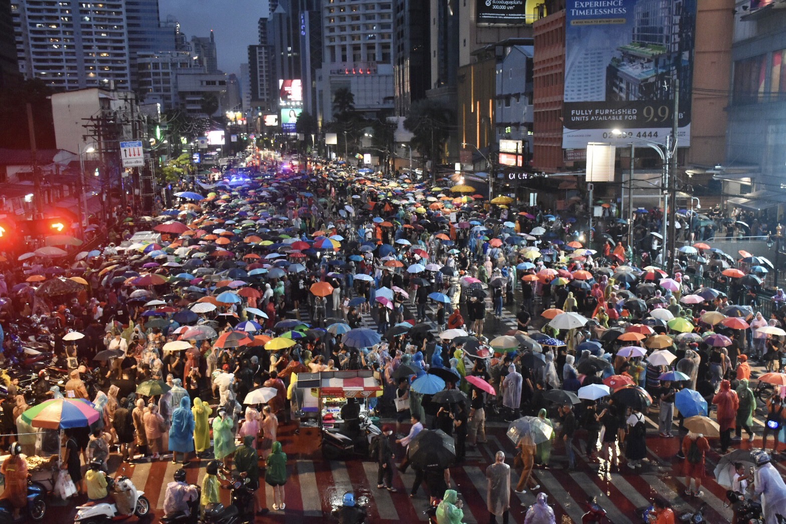 "ม็อบ"ชุมนุมแยกอโศกฯทำจราจรขาเข้า-ออกอัมพาต