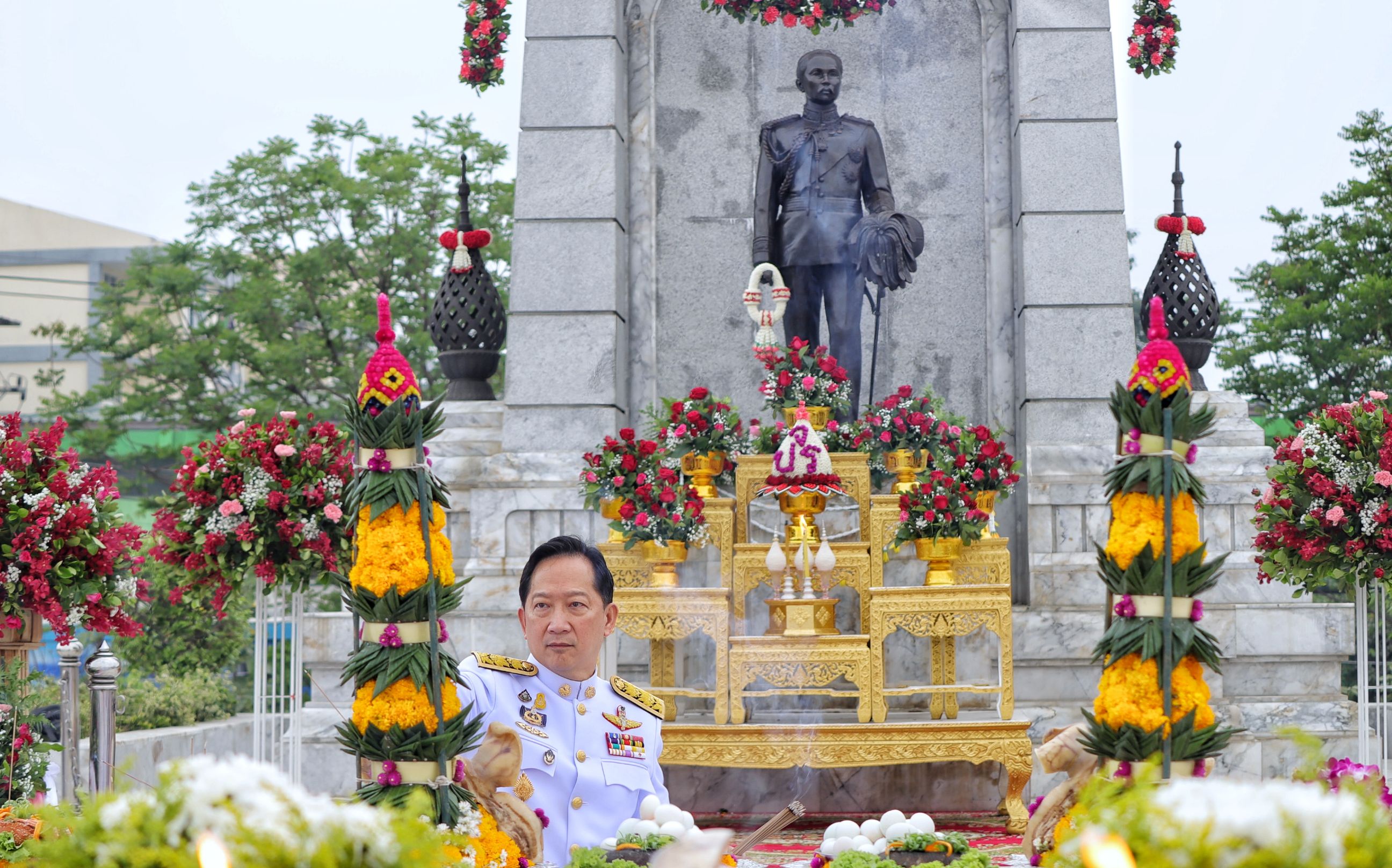 พ่อเมืองปทุมฯ บวงสรวงสักการะบรมราชานุสาวรีย์พระพุทธเจ้าหลวง ครบรอบ 122 ปี สถาปนาเมืองธัญญบูรี 