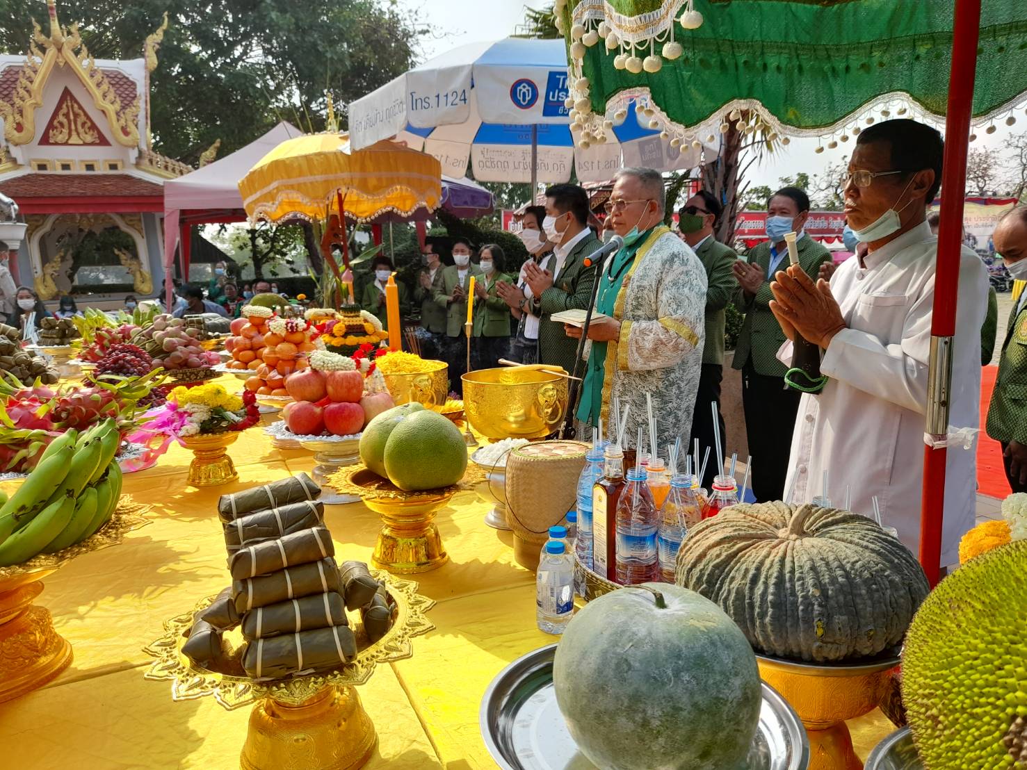 คอหวยมีลุ้น! 'ปู่เขียว' นำชาวบ้านดุงเมืองคำชะโนด  บวงสรวง 'ปู่ศรีสุทโธ' วันปีใหม่ไทย ฮือฮาพระอาทิตย์ทรงกลด
