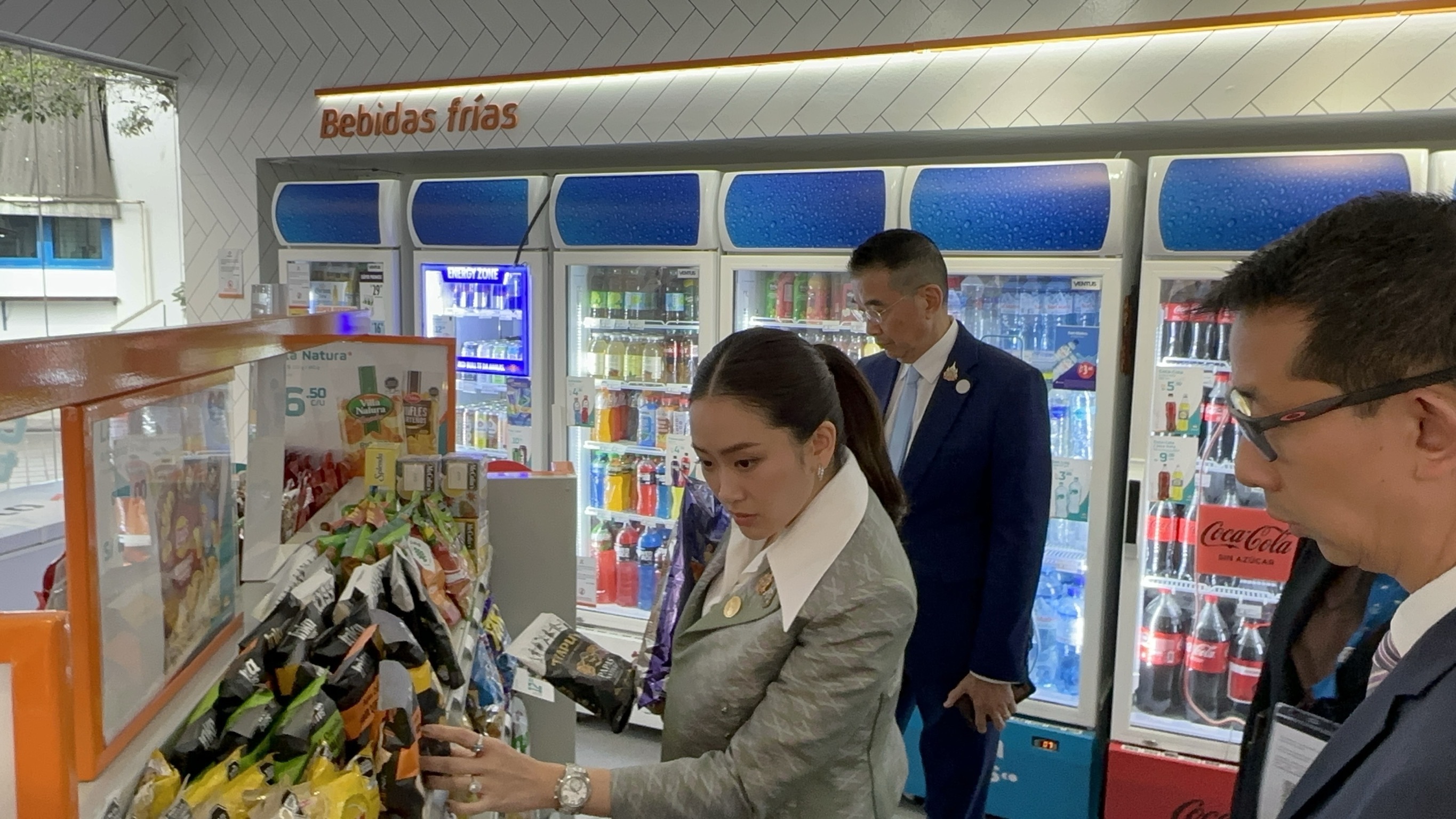 "แพทองธาร" สวมชุดผ้าไหมไทย ศูนย์ศิลปาชีพ เยี่ยมชมเมืองลิมา ก่อนแวะซูเปอร์มาร์เก็ตซื้อ "อินคาโคล่า-ช็อกโกแลต" 