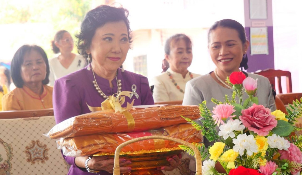 ดร.กัลยาณี  ประธานทอดผ้าป่าสามัคคี หาทุนพัฒนาการศึกษาโรงเรียนอนุบาลวัดพระโต  ดีใจยอดผ้าป่าสูงเกือบหนึ่งล้านบาท     