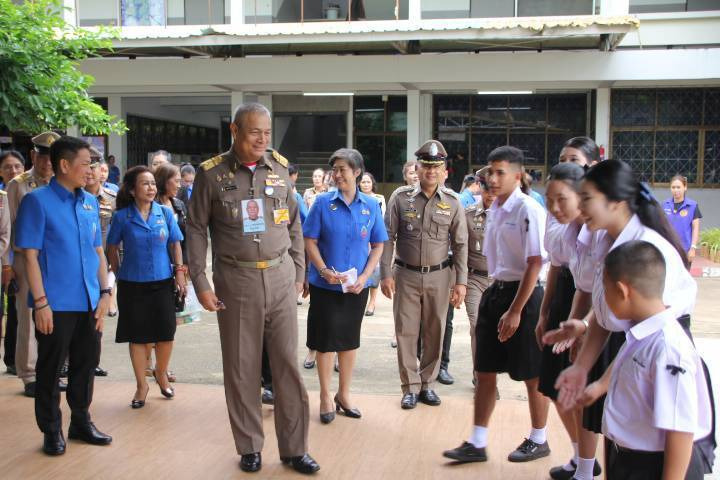 "องคมนตรี" ตรวจเยี่ยมโรงเรียนราชประชานุเคราะห์ 63 จ.ร้อยเอ็ด ติดตามคุณภาพการศึกษา-ยกระดับชีวิตนักเรียนผู้ด้อยโอกาส