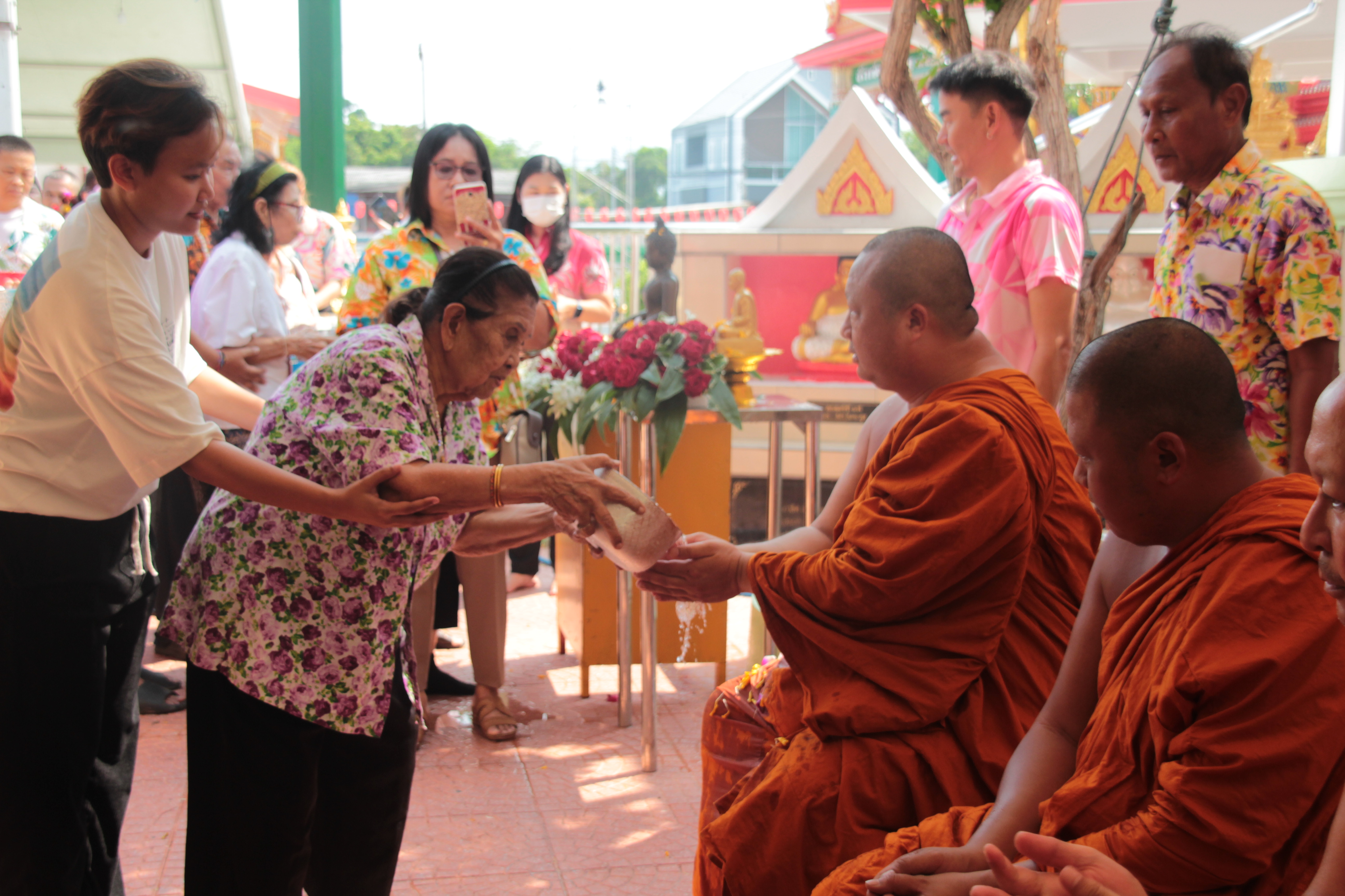 วัดเขาบางพระจัดกิจกรรมสรงน้ำพระรดน้ำขอพรผู้สูงอายุเนื่องในวันมหาสงกรานต์