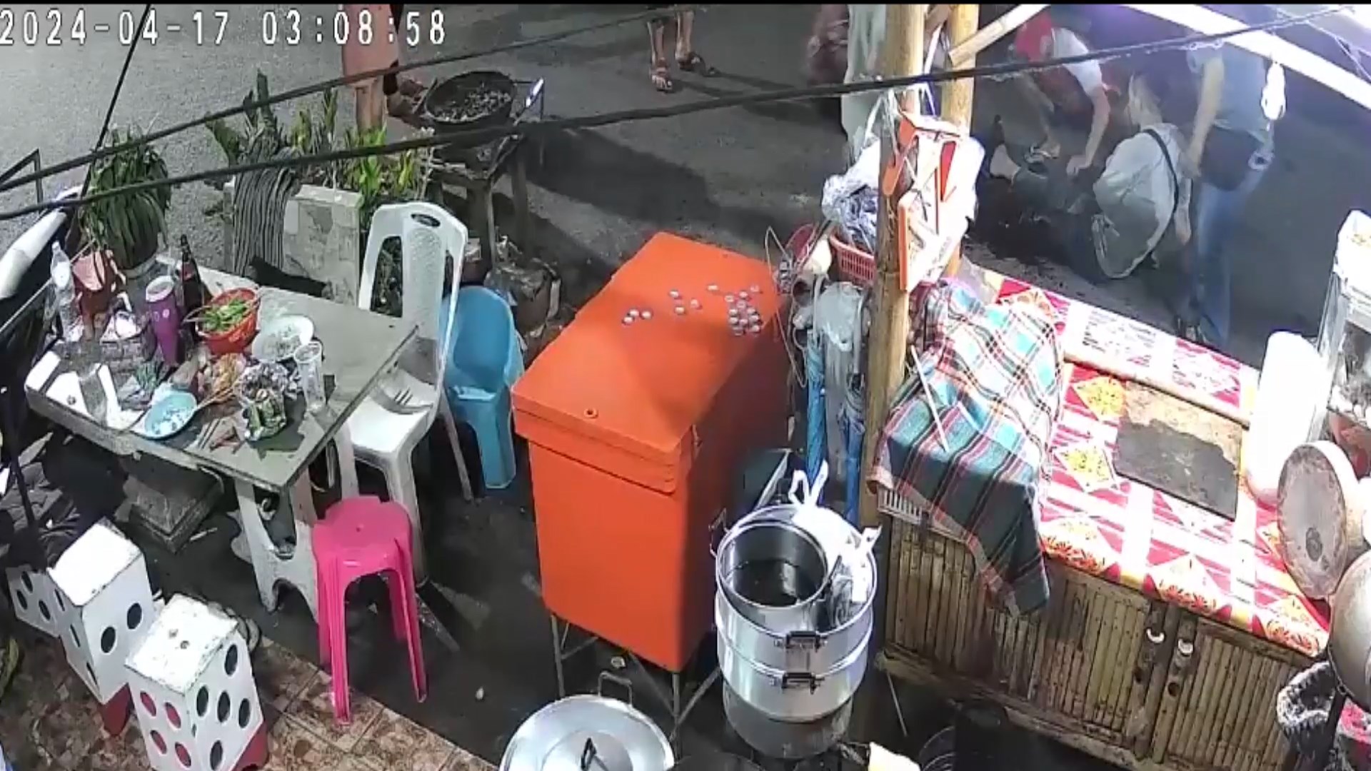 ลูกค้าเมาฉุนเช็คบิลเกินชักปืนยิงเจ้าของร้านเกิดการแย่งชิงจนปืนลั่น 3 นัดถูกเจ้าของร้านที่ขาบาดเจ็บ 