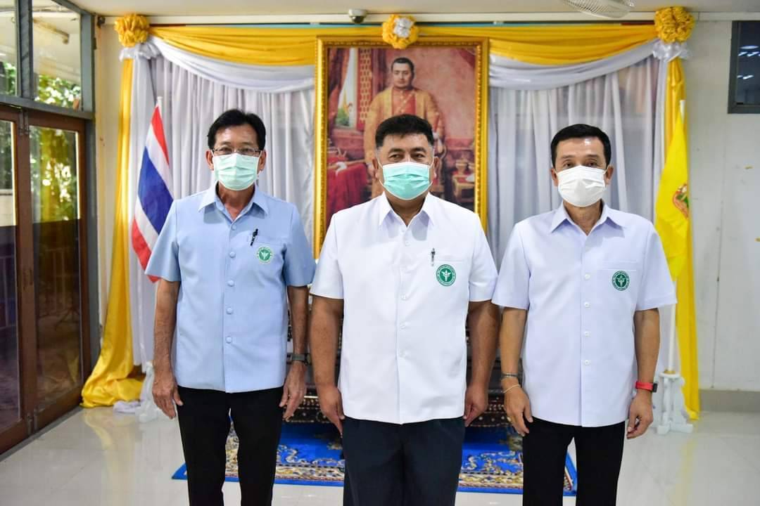 สสจ.กาญจนบุรีนำคณะวางพุ่มพานดอกไม้ถวายราชสักการะ"พระบิดาแห่งการแพทย์แผนไทย" 