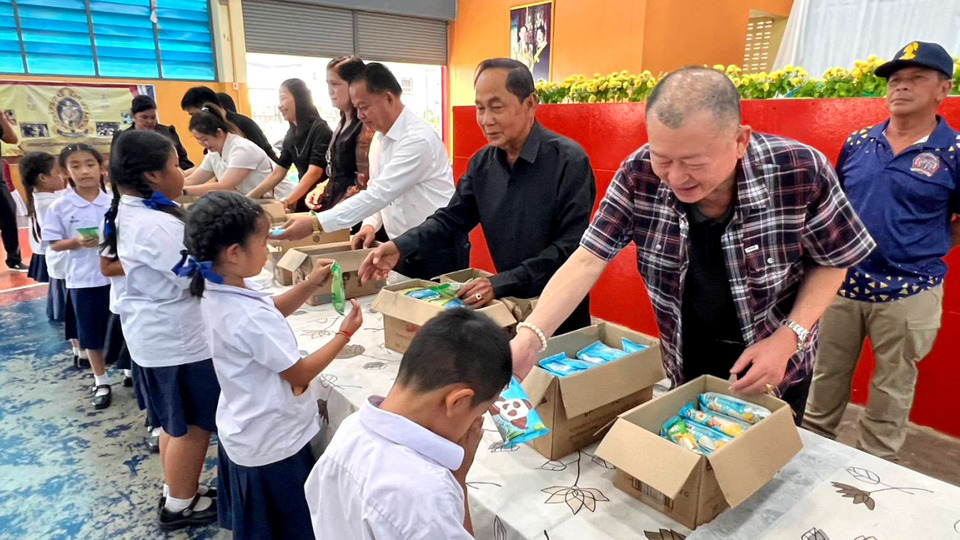อดีตนายกแหลมฉบัง แจกไอศกรีมนักเรียนทั้งโรงเรียน สร้างรอยยิ้มเด็กอนุบาลถึง ป.6