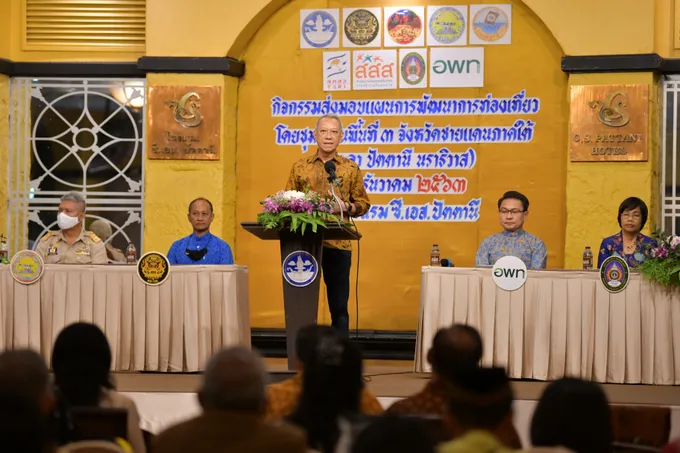 'พิพัฒน์' ส่งมอบแผนพัฒนา 14 ชุมชนใน 3 จว.ภาคใต้ ให้ อพท. ลุยต่อด้านความปลอดภัยและสุขอนามัย