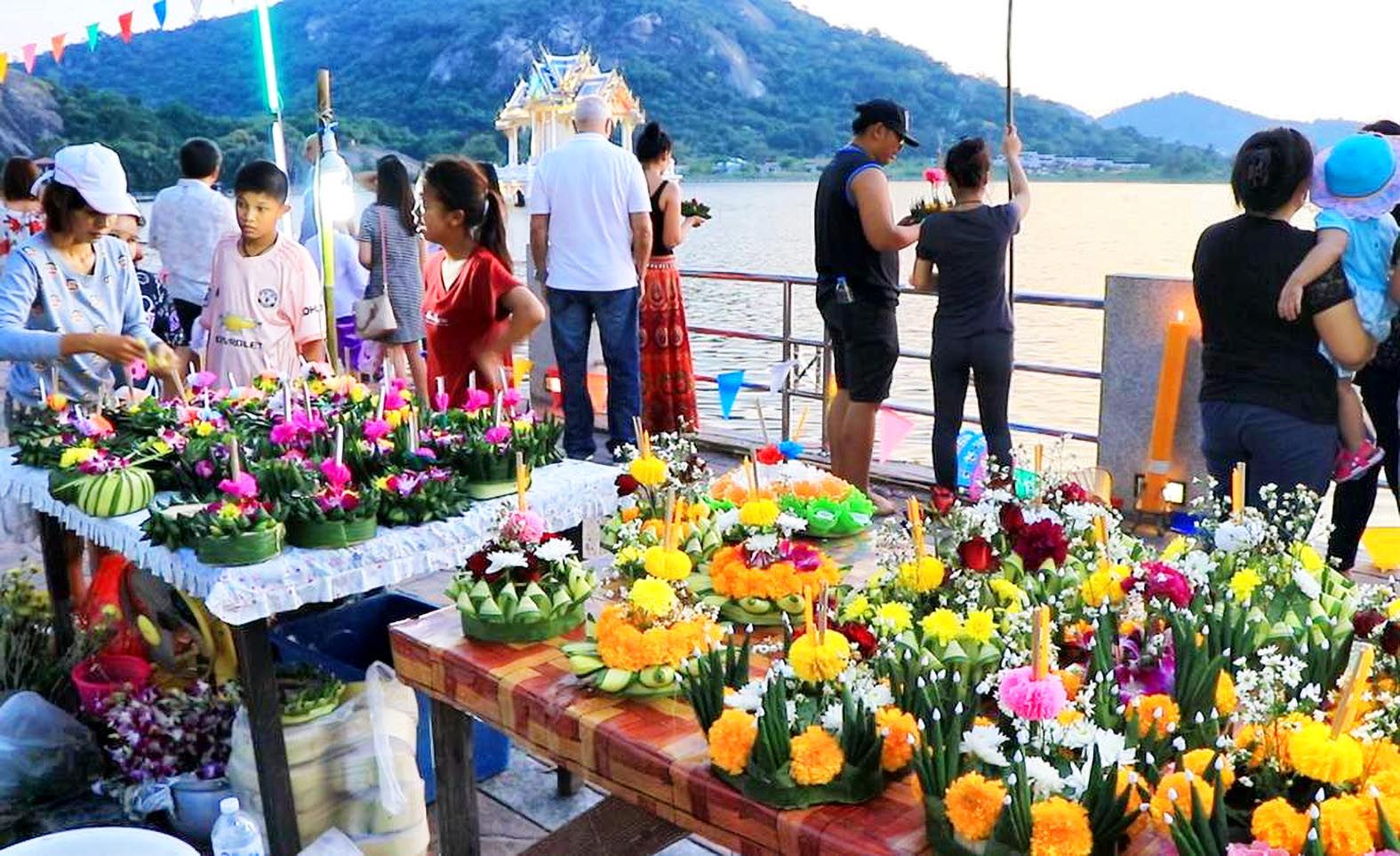  'หัวหิน'จัดงานลอยกระทงชายหาดหัวดอน หมู่บ้านเขาตะเกียบ