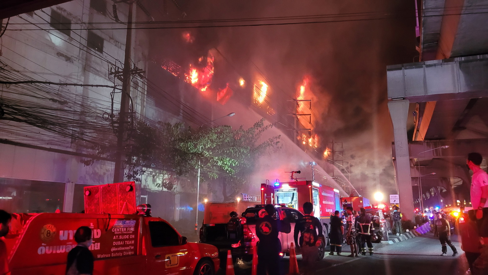 จนท.ปิดกั้นอาคารโรงงานรองเท้าย่านบางพลี หลังไฟมอด รอตรวจพิสูจน์ความมั่นคงแข็งแรง