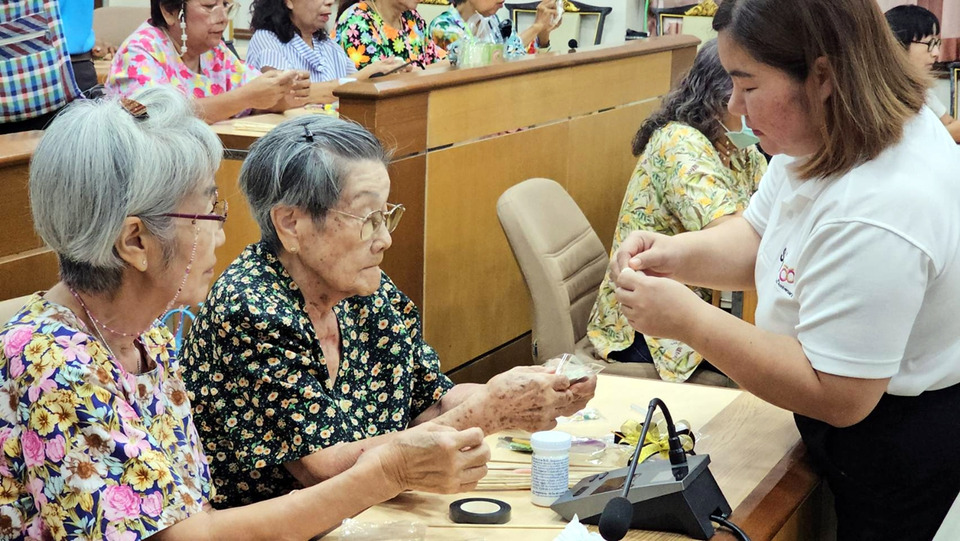 ทม.ศรีราชา จัดอบรมอาชีพพับเหรียญ–ดอกไม้จันทน์ เสริมรายได้ประชาชนปี 2569
