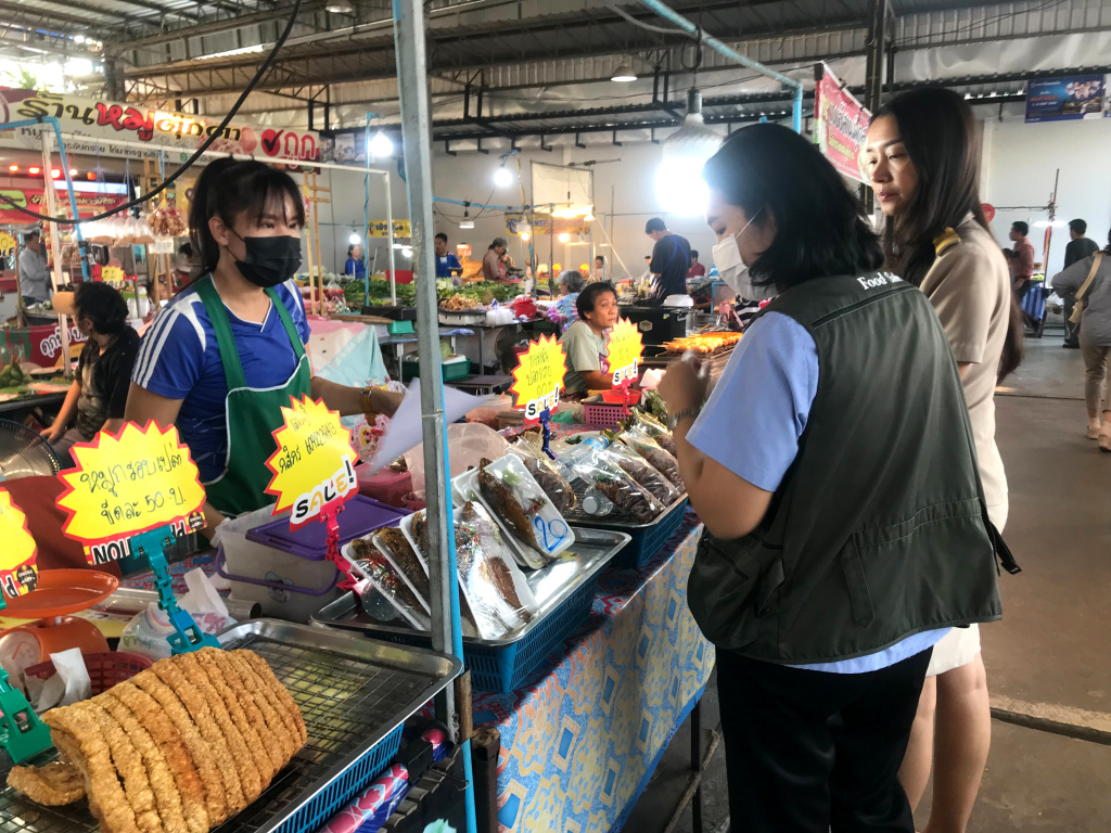 สธ.กาญจนบุรี เตือนใช้ปากกาเมจิกเขียนถุงพลาสติกบรรจุอาหาร ระวังหมึกซึมก่ออันตรายต่อสุขภาพ