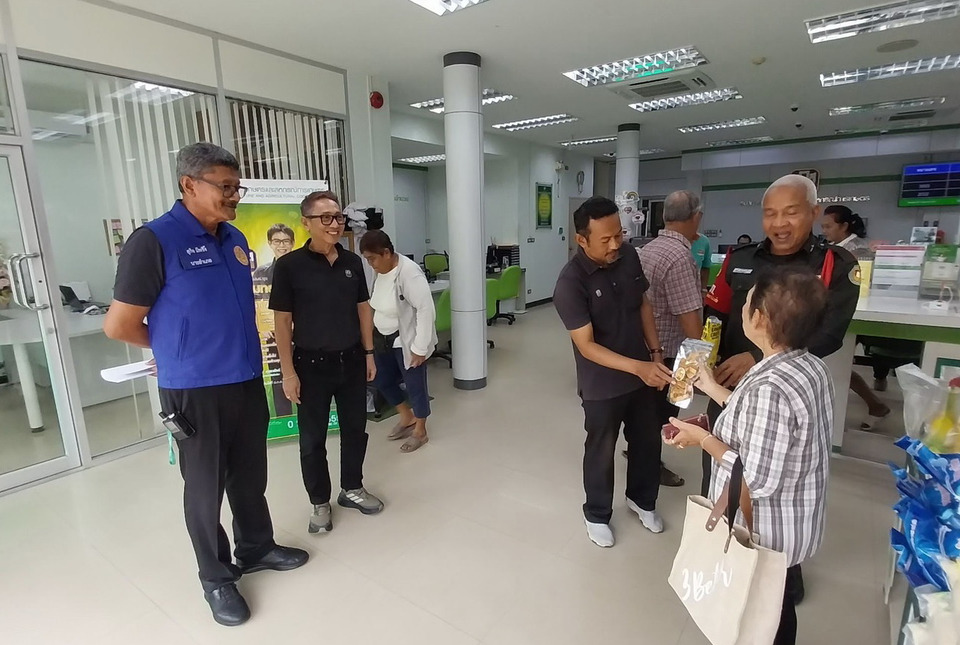 นายอำเภอบ้านนาเดิมลงพื้นที่ออมสิน–ธ.ก.ส. ตรวจเยี่ยมโครงการบัตรสวัสดิการแห่งรัฐ 2569