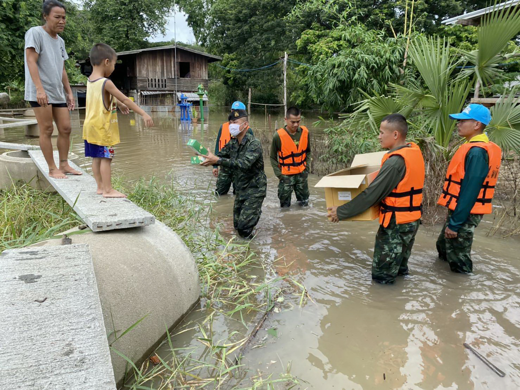 มทบ.36 ส่งทหารช่วยชาวบ้านพิจิตรพื้นที่เปราะบางถูกน้ำท่วมเขต อ.ทับคล้อ-อ.ดงเจริญ