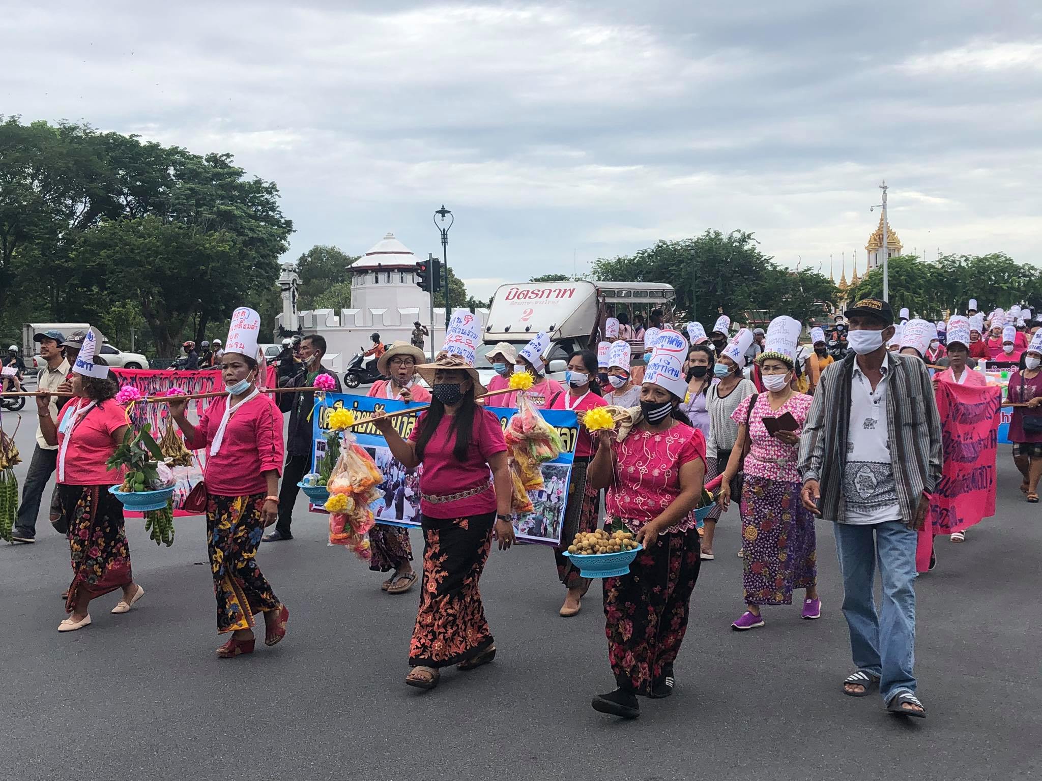 คนจนกว่า 3,000 เดินขบวนวันที่อยู่อาศัยโลก จี้ "นายก" เร่งช่วยเหลือ-หวั่นชาวบ้าน 3 หมื่นคนรอบสถานี TOD