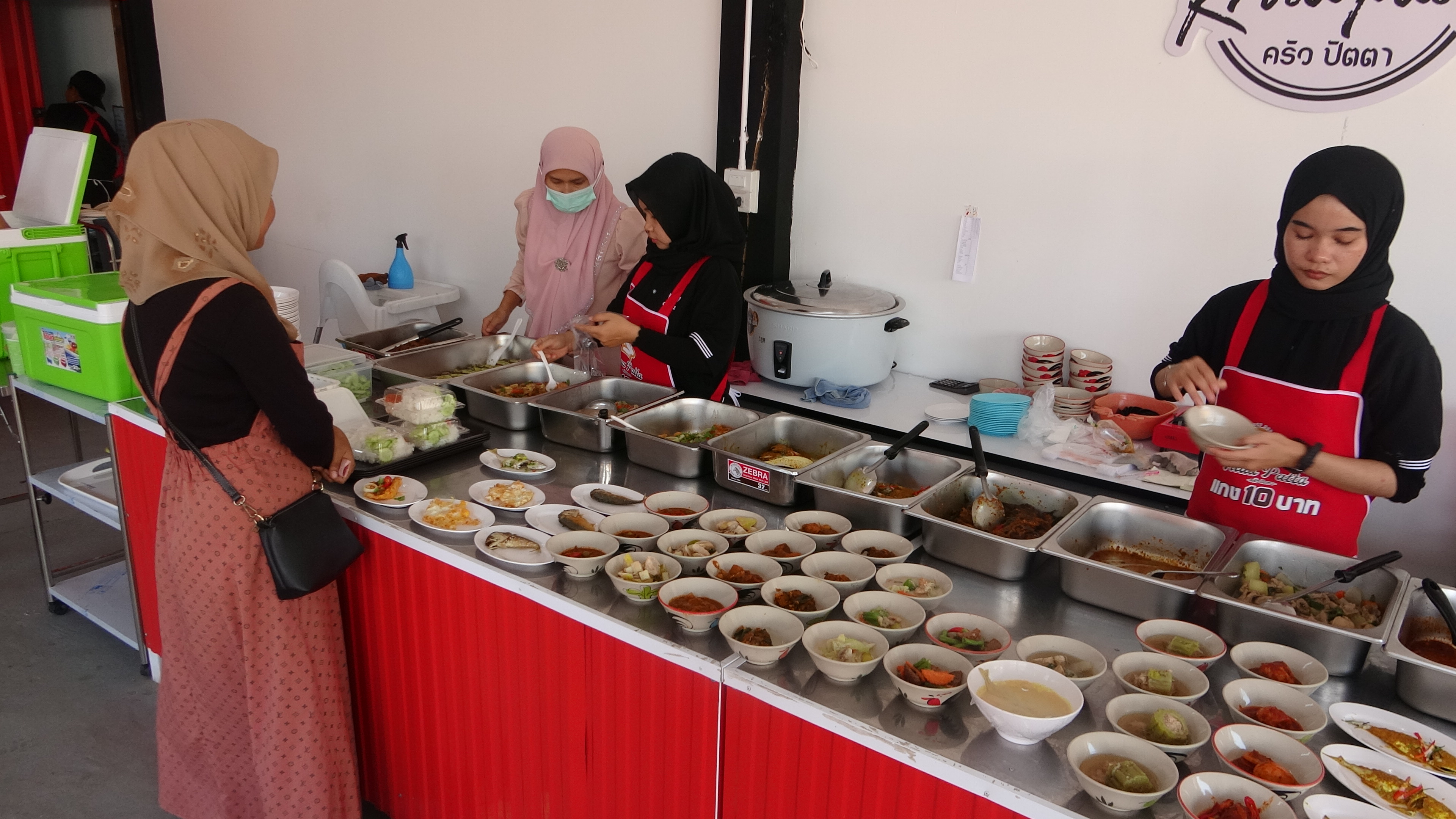 'ครูสาว'เปิดร้านแกงราคา10 บาทตักข้าวได้ไม่อั้นแห่งแรกในปัตตานีหวังช่วยชาวบ้าน
