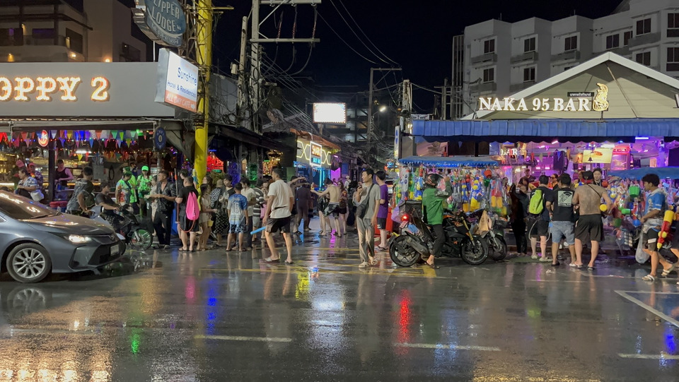 ไม่หลับไม่นอน! "สงกรานต์พัทยา" ต่างชาติแห่สาดน้ำยันดึก 