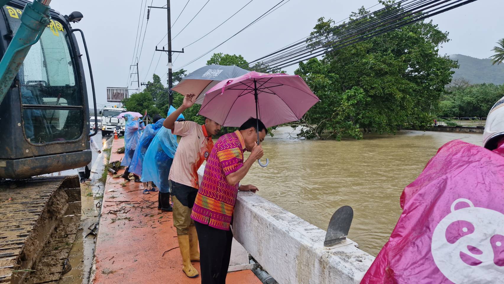 สตูลเร่งรับมือน้ำท่วมด้านรองผู้ว่าฯ นำทัพหน่วยงานลุยตรวจพื้นที่เคลียร์ทางน้ำช่วยเหลือประชาชน  