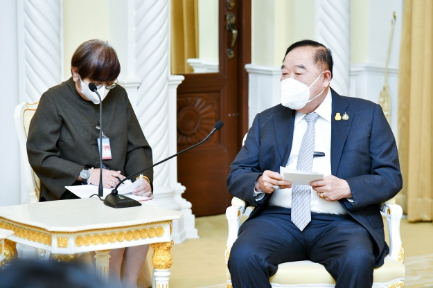 "บิ๊กป้อม" การันตี คนไทยได้ดูบอลโลกแน่ กสทช.กำลังจัดคิวทีวีถ่ายทอดสด "สมศักดิ์" โว ของขวัญจากรัฐบาล