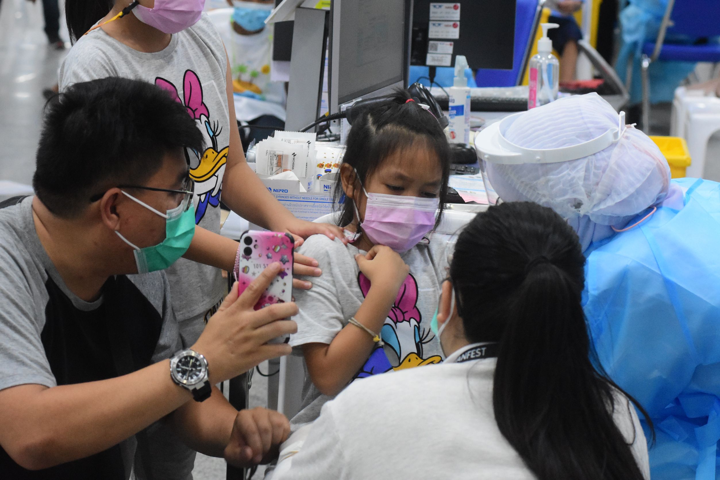 เด็ก 5-11 ปีฉีด "ไฟเซอร์" จองผ่าน 4 ค่ายมือถือที่ศูนย์กลางบางซื่อคึกคัก