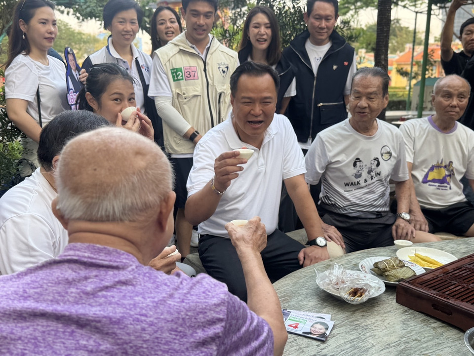 “อนุทิน” เดินสวนสุขภาพแต้จิ๋ว หาเสียงโค้งสุดท้าย โชว์ลีลาตีแบด ก่อนจิบน้ำชานั่งคุยผู้สูงวัย ปชช.อวยพรให้สมหวังนั่งนายกฯ อีก 8 ปี 