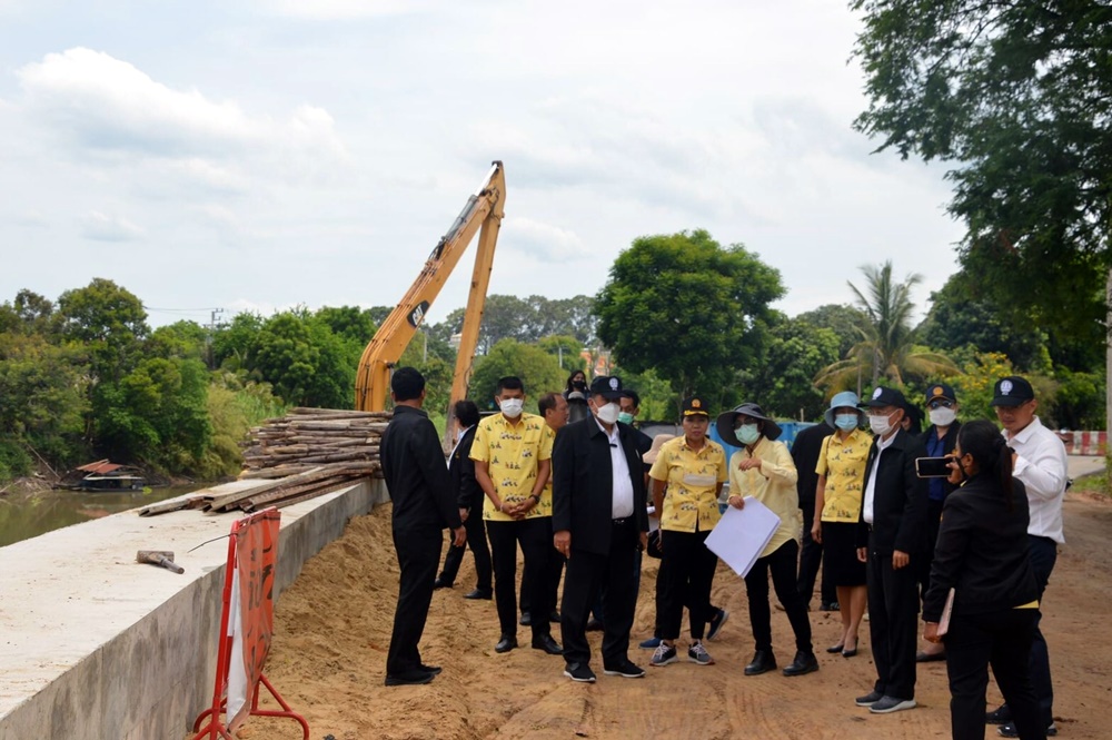 พล.อ.สุชาติ นำคณะทำงาน กกภ. เขต 1 ลงพื้นที่อ่างทอง ตรวจงานก่อสร้างถนนคอนกรีตเสริมเหล็ก-ระบบจัดหาน้ำสะอาด