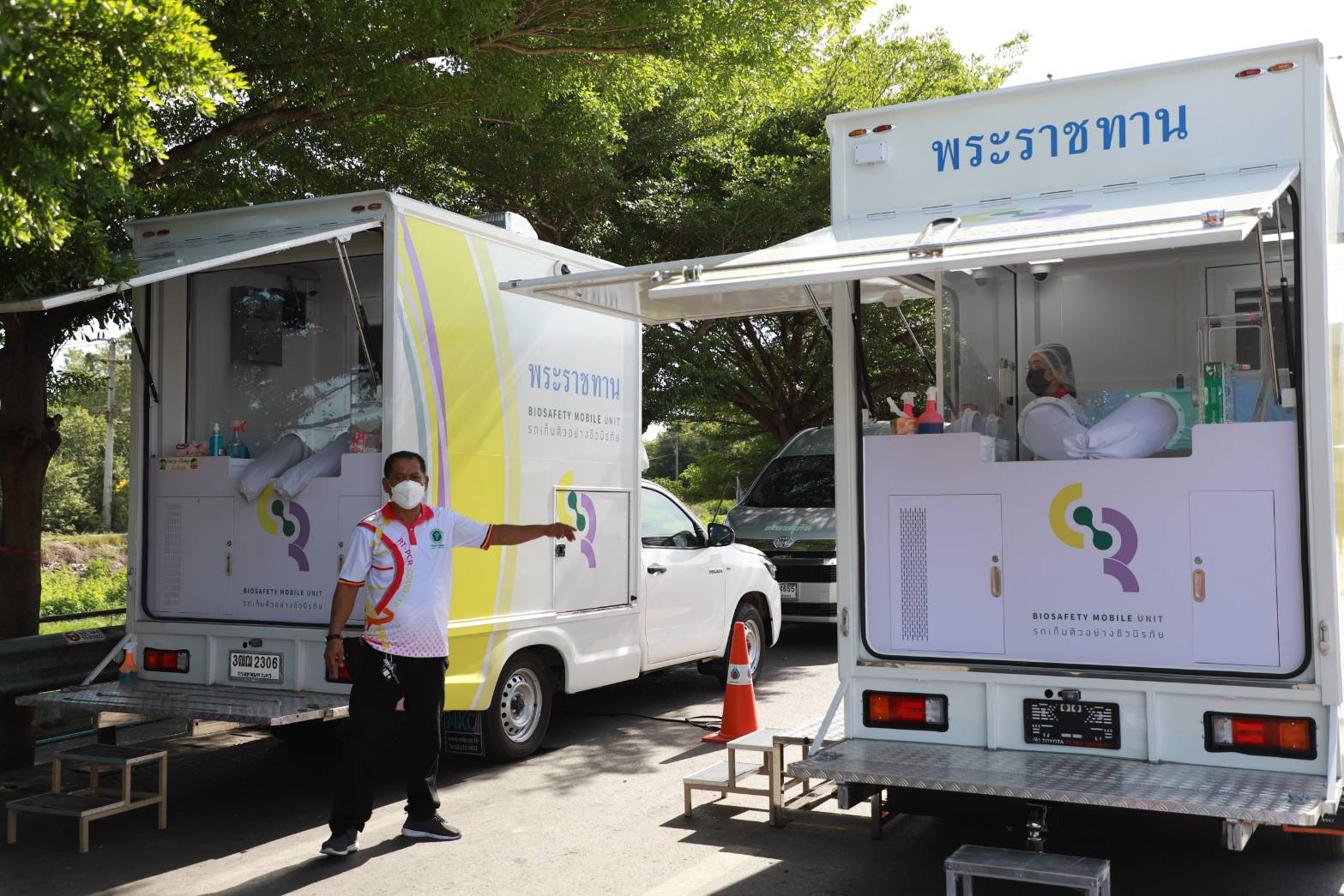 ผู้ว่าฯอยุธยา นำรถเก็บตัวอย่างชีวนิรภัยพระราชทานฯ  ตรวจคัดกรองโควิดเชิงรุกในแฟคตอรี่แลนด์วังน้อย