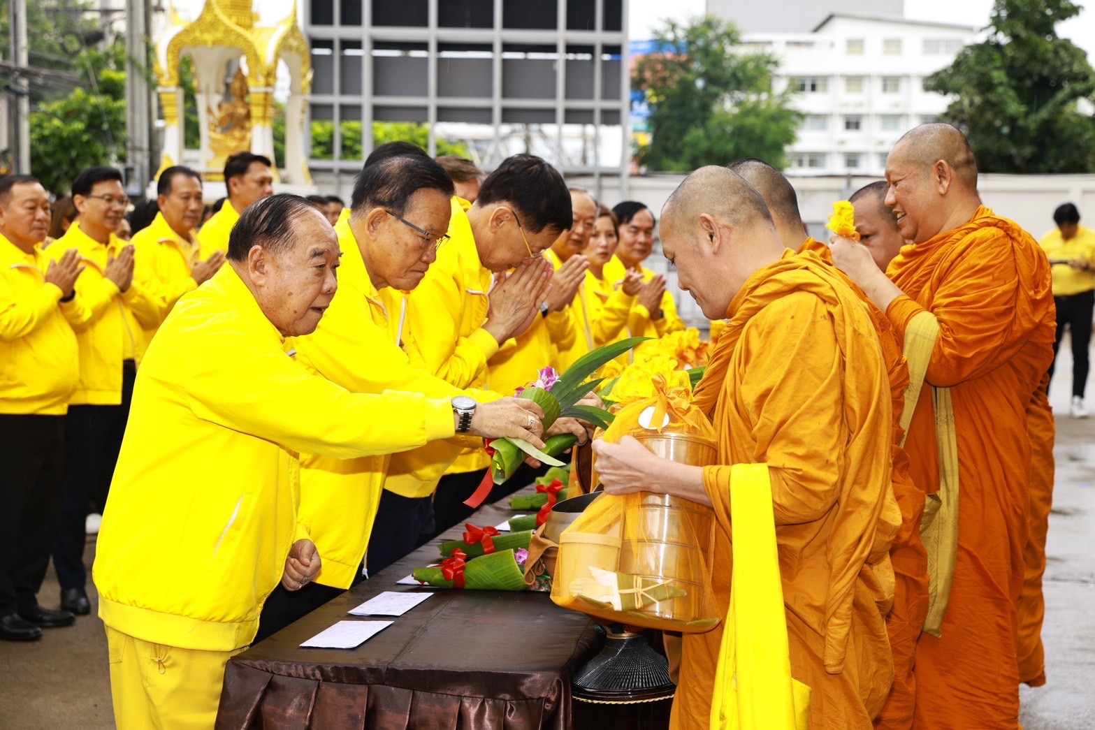 “ประวิตร” นำทีม พปชร. รวมใจเป็นหนึ่งเดียว ถวายราชสักการะเฉลิมพระเกียรติฯ พระเจ้าอยู่หัว