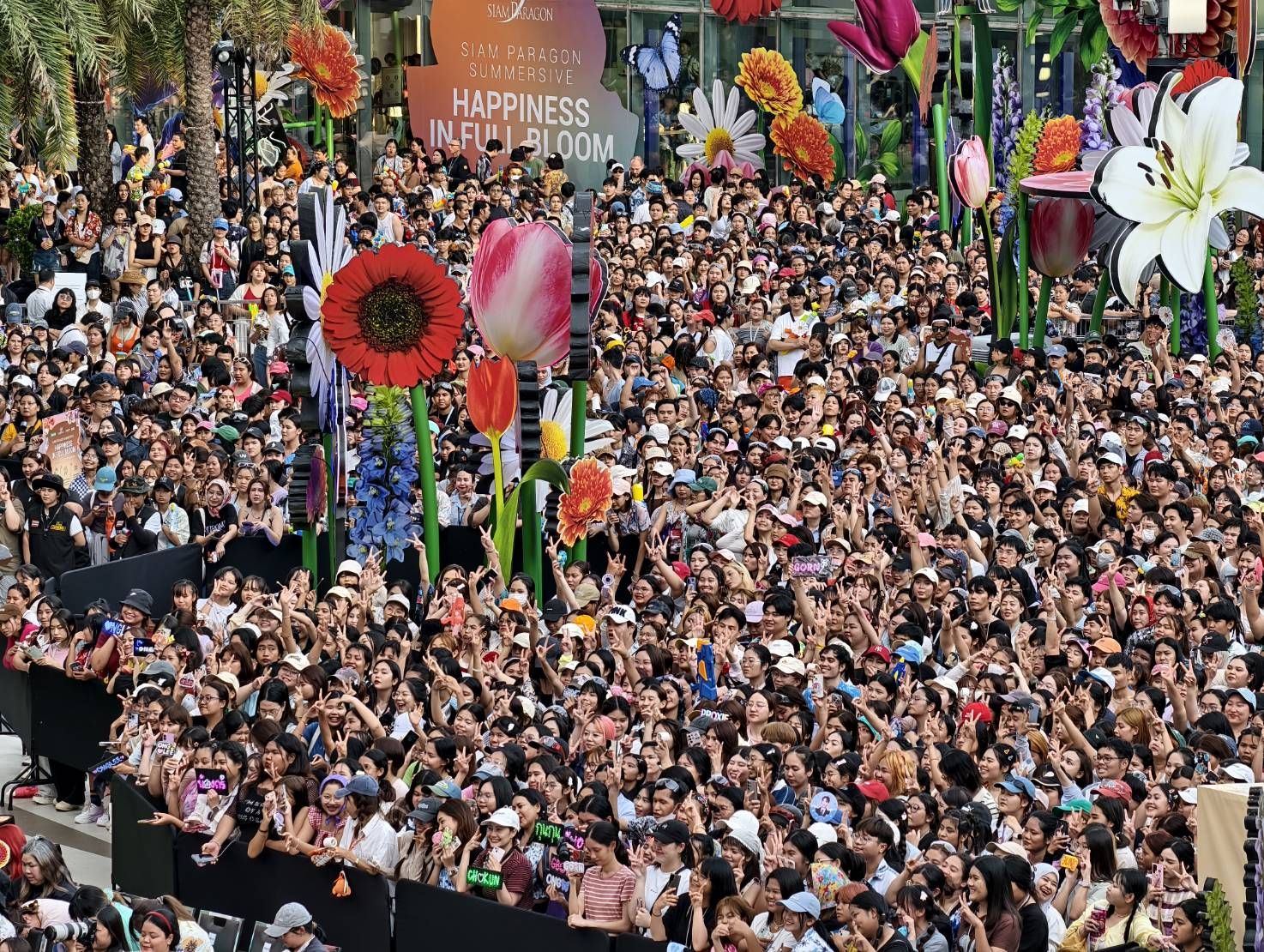 วันสยามคนทะลัก ร่วมสนุกสงกรานต์ต่อเนื่อง ในงาน “Siam Paragon Summersive : Happiness in Full Bl
