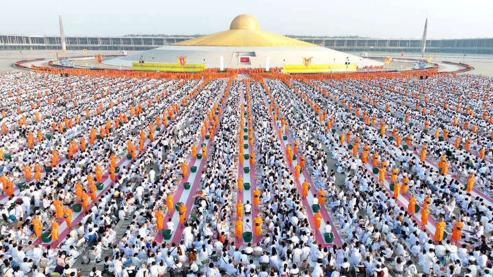 ศรัทธาล้นลานธรรม! พุทธศาสนิกชนกว่า 1 หมื่นคน ตักบาตรพระ 3,000 รูป รับศักราชใหม่ 2569 ที่วัดพระธรรมกาย