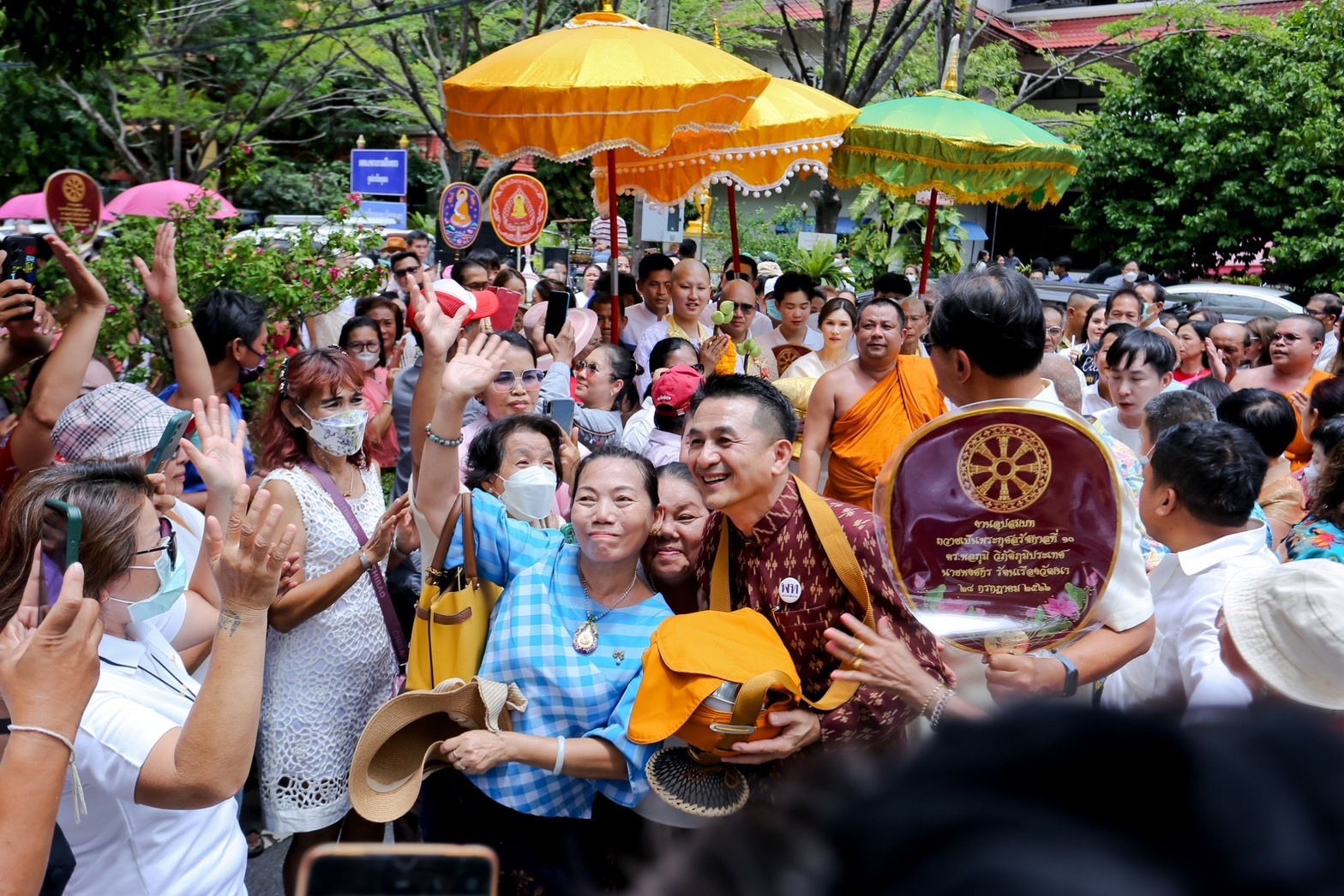 "อุ้งอิ๊ง-หมอชลน่าน"นำทีมแกนนำเพื่อไทยร่วมพิธีอุปสมบท "พลภูมิ-พงศกร" ถวายเป็นพระราชกุศล “ร.10”