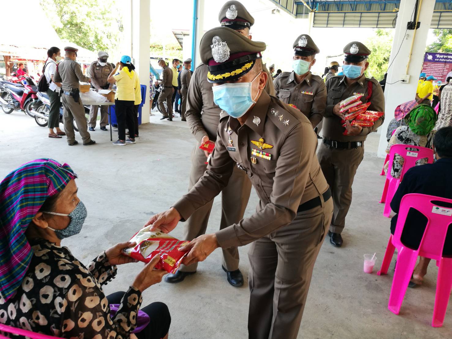 'ตำรวจ สภ.หนองขาว'กาญจน์ ร่วม นอภ.ปันน้ำใจมอบสิ่งของ  ช่วยเหลือปชช.-คนชรา-พิการติดเตียงยามบ้านเมืองเกิดวิกฤติโรคโควิด-19