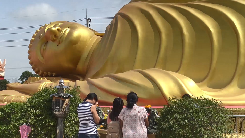 นักท่องเที่ยวไทย แห่ไหว้พระนอนปางปรินิพพานองค์ใหญ่ที่สุด วัดแหลมพ้อ เสริมสิริมงคลรับปีใหม่ 2569