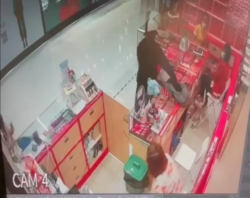 คนร้ายบุกเดี่ยวจี้ร้านทองห้างดังย่านพัฒนาการ กวาดทองไป 1.5 ล้าน