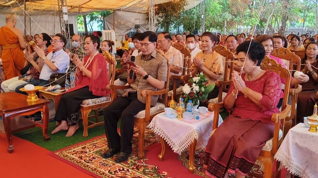 จุดธูปขอโชคจาก “พระพุทธเมตตา” หวังรวยงวดนี้