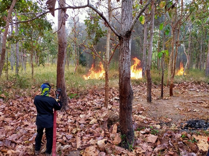 กาฬสินธุ์ระทึกไฟลามทุ่งหวิดไหม้บ้านพักครู 