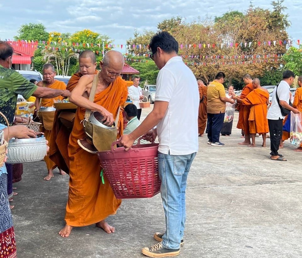 ชาวตำบลโพนทองจัดโครงการ "ถนนสายบุญ" ต่อยอดกองทุนช่วยเหลือครัวเรือนยากจน