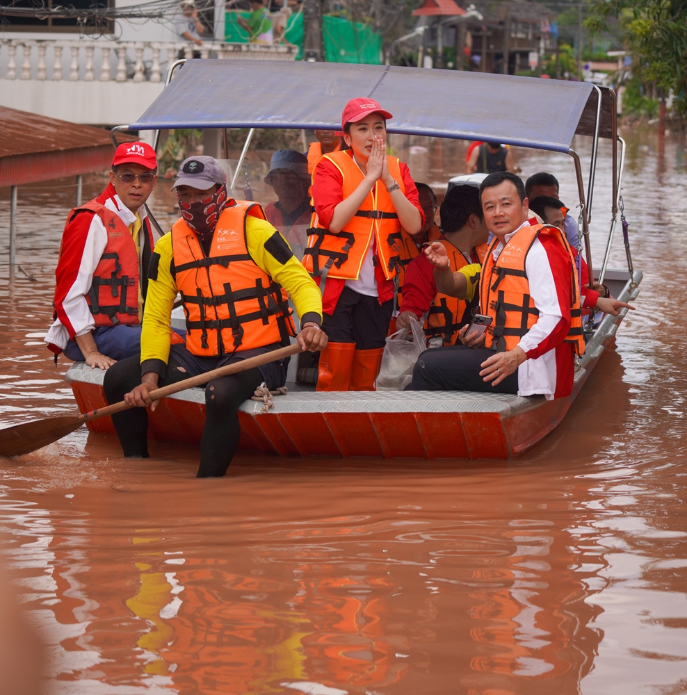 นายกฯ นั่งเรือลุยชุมชนน้ำท่วมสูง ที่ จ.น่าน ชาวบ้านร่ำไห้ดีใจ ทีมเพื่อไทยไม่ทิ้งผู้ประสบภัย
