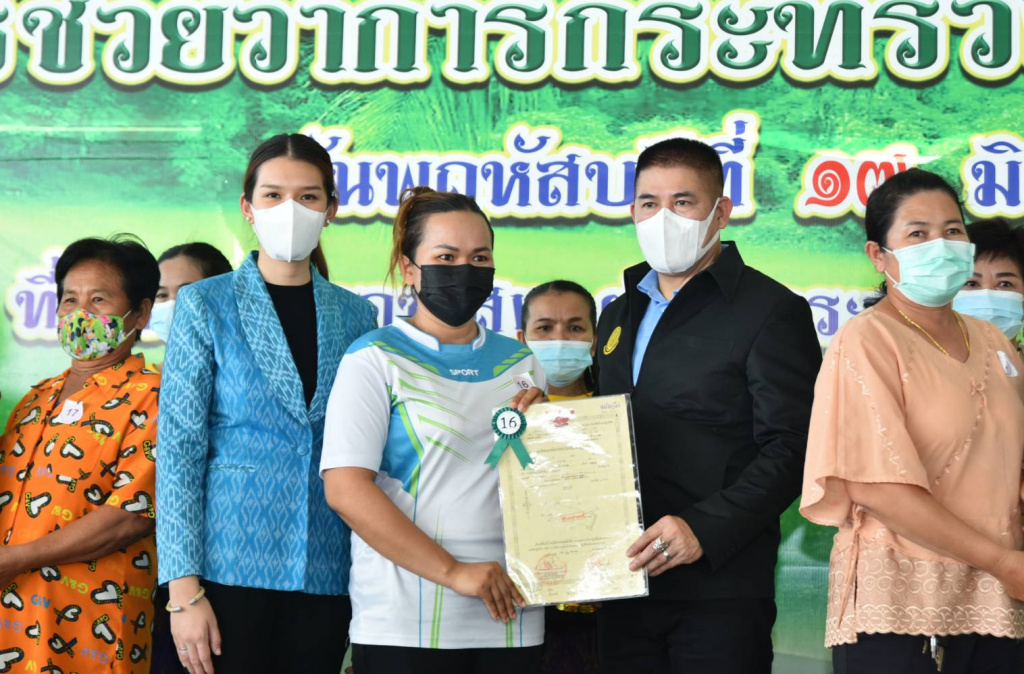 "ธรรมนัส" มอบส.ป.ก.4-01 ให้เกษตรกรขอนแก่น หนุนปลูก "กัญชง-กัญชา-ฟ้าทะลายโจร" สร้างอาชีพใหม่
