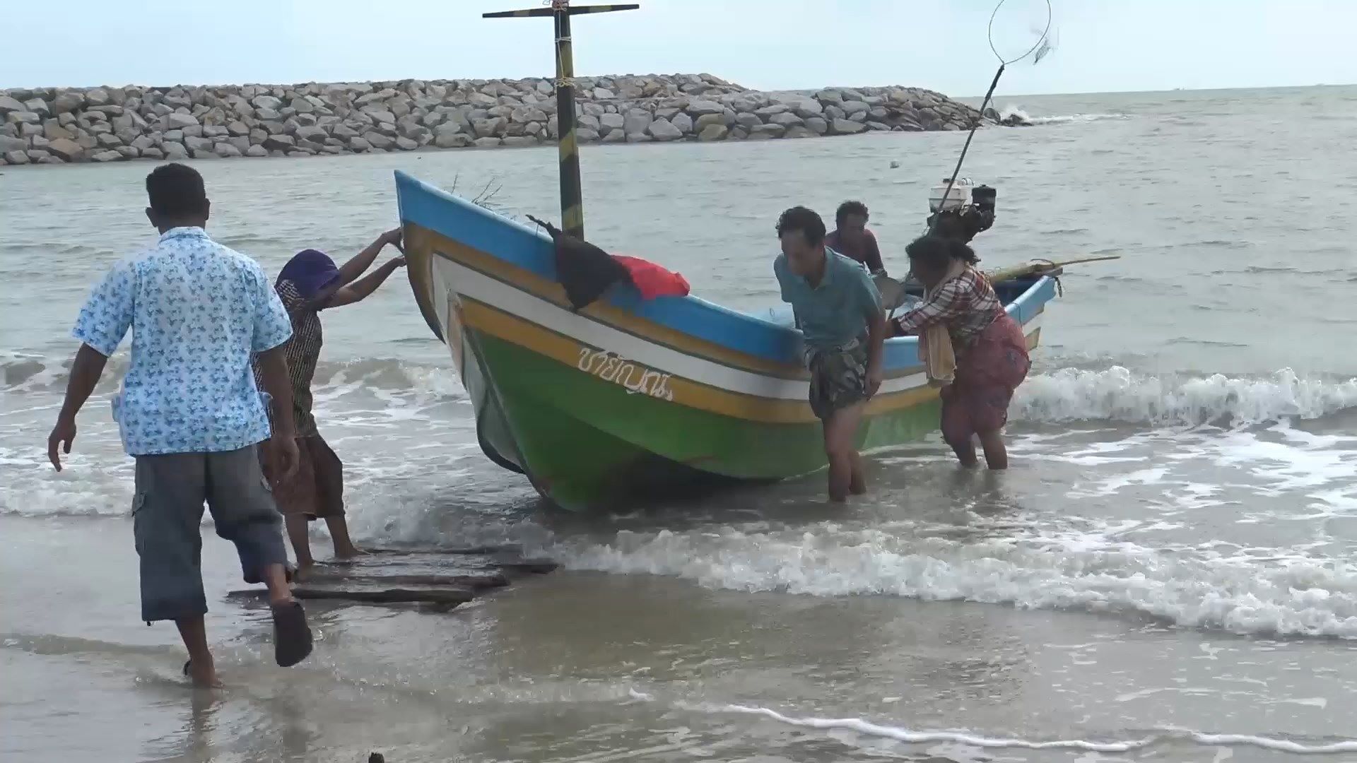 เรือประมงพื้นบ้านเจอคลื่นลมแรงวันแรกรีบกลับเข้าฝั่งทันที