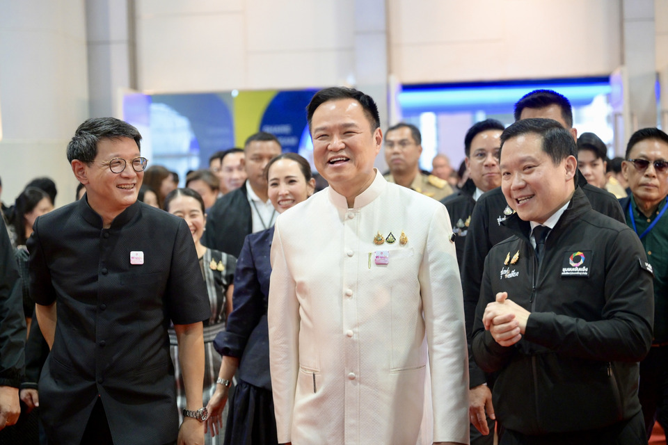 นายกฯ เปิดงาน OTOP Midyear 2026 หนุนสินค้าเมดอินไทยแลนด์ ชี้ไม่ต้องกังวลเศรษฐกิจ ซื้อโปโลสมทบทุนมูลนิธิอาสาเพื่อนพึ่ง (ภาฯ)