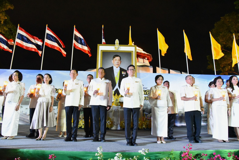 พสกนิกรพร้อมใจจุดเทียนถวายพระพรชัยมงคล “ในหลวง” ในงานสายน้ำแห่งชีวิตฯ ณ ป้อมมหากาฬ