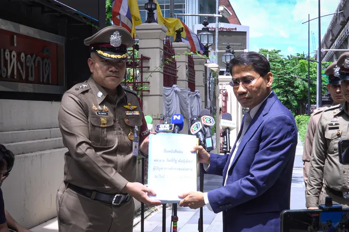 "ดร.ณัฐวุฒิ" ร้อง ผบ.ตร. ออกหมายจับ "สมชัย" พร้อมพวก 6 คน ฐานฉ้อโกงประชาชน-ฟอกเงิน ปมเปิดรับระดมทุนสู้คดี กกต. โดยไม่ได้รับอนุญาต