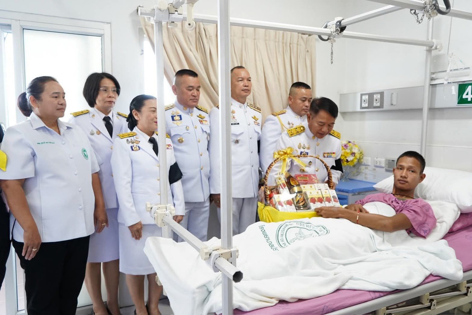 เชิญแจกันดอกไม้และกระเช้าสิ่งของพระราชทาน มอบให้แก่กำลังพล ที่ได้รับบาดเจ็บจากสถานการณ์ชายแดนไทย-กัมพูชา 13 นาย