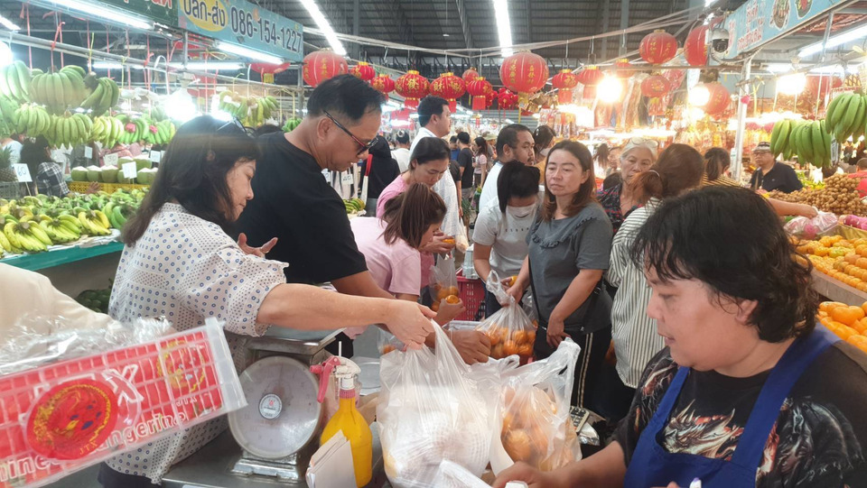 ตรุษจีนระยองคึกคัก! ตลาดสตาร์คนแน่น ยอดขายพุ่ง หัวหมูขายทะลุพันหัว พ่อค้าแม่ค้ายิ้มรับกำลังซื้อฟื้น